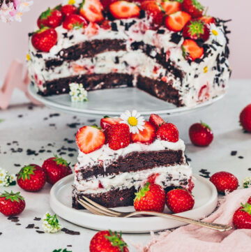 Image of Vegan Strawberry Chocolate Cake "Yogurette-Style"