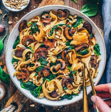 Image of Vegan Mushroom Pasta with Spinach (easy recipe)