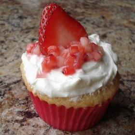 Vanilla Cupcakes with White Chocolate Cream Cheese Frosting