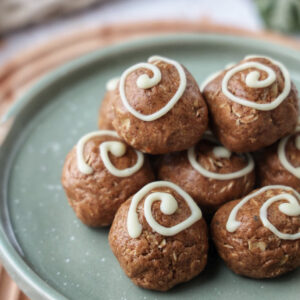 Cinnamon Roll Energy Bites (Vegan, 5 ingredients)